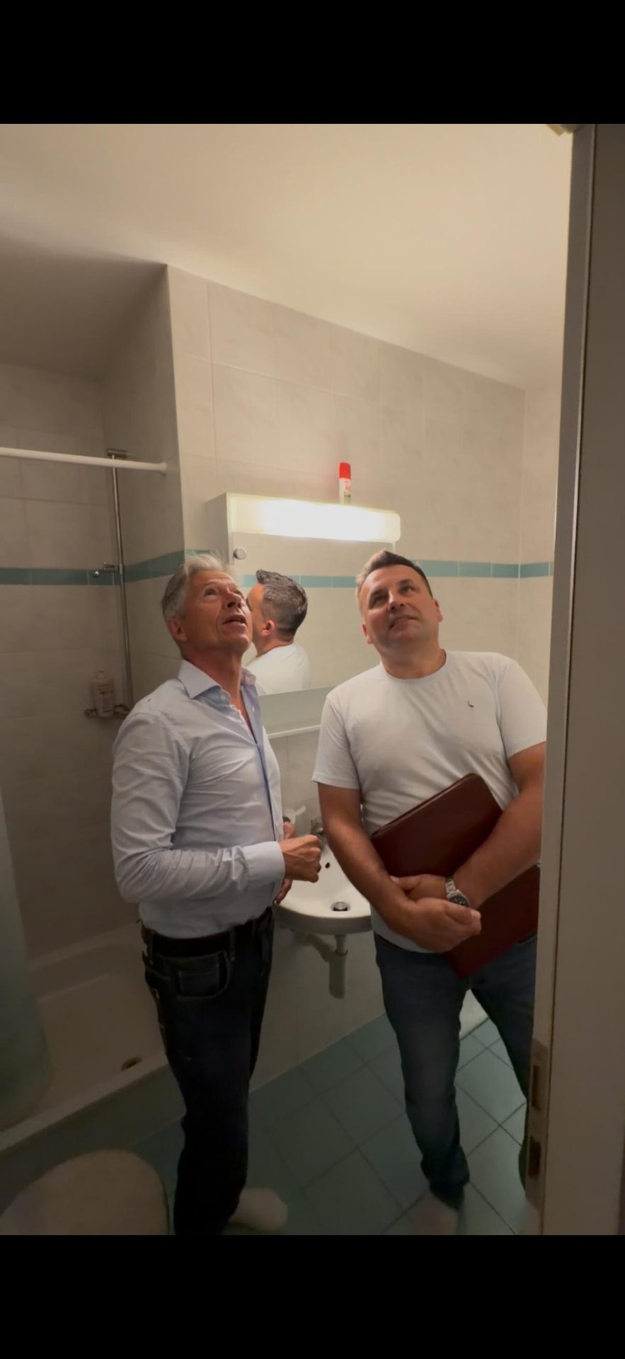 Visite technique d'une salle de bains avec le propriétaire